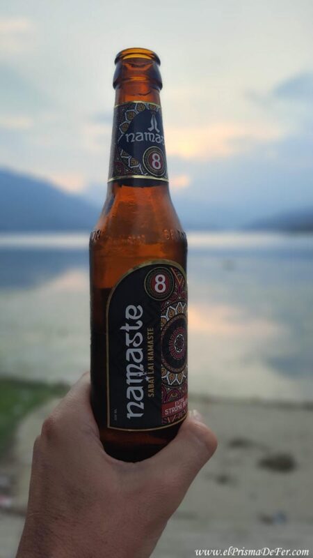 Tomando una cerveza en el Lago de Pokhara