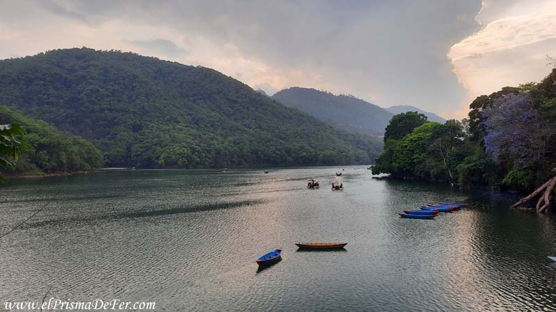 Lago Phewa después de unos días de lluvia - Pokhara