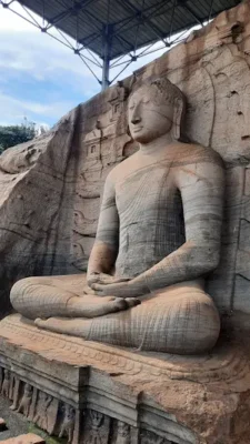 Estatua de Buda carvado en la roca, dentro de Polonnaruwa
