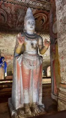 Estatua de Buda dentro de las cuevas de Dambulla