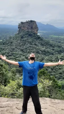 En un mirador donde se aprecia la Roca de Sigiriya