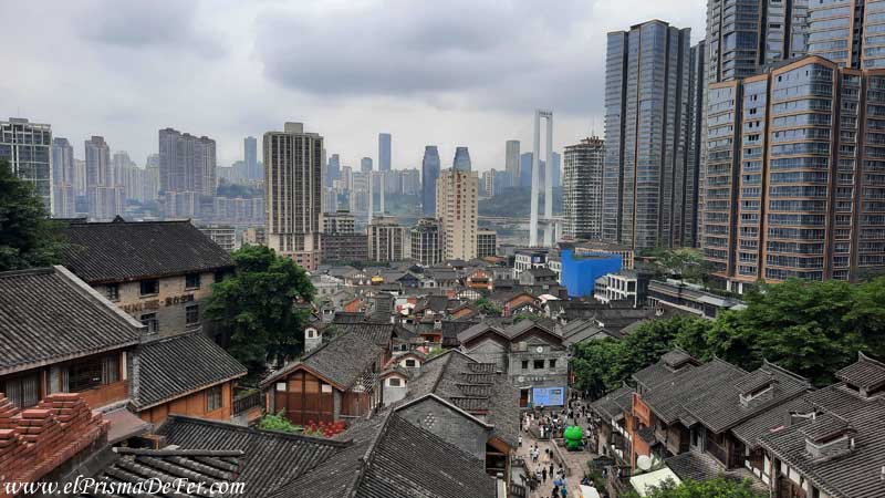 Barrio tradicional junto a la modernidad en el centro de Chongqing