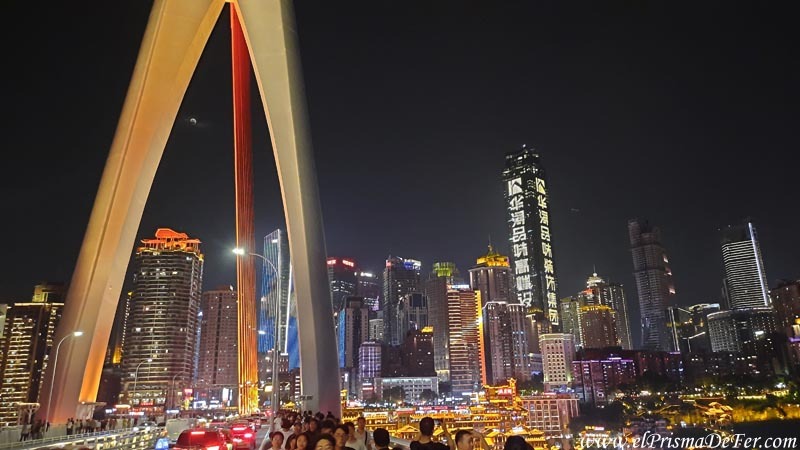Cruzando el puente Qiansimen en Chongqing, lleno de gente