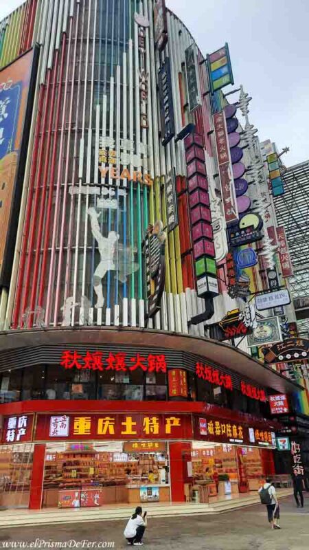 Edificios con publicidad al estilo Japón