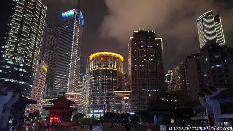 Plaza que parece estar abajo, pero que esta a la altura de un piso 22 - Chongqing