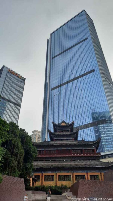 Un templo en medio del centro moderno de Chongqing