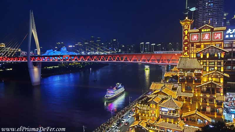 El edificio Hongyadong con el puente Qiansimen de fondo - Chongqing