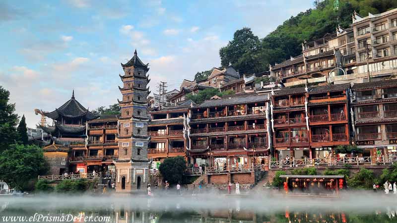 El atardecer se empieza a notar en Fenghuang