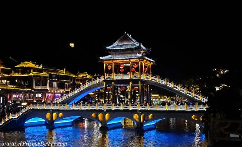 Uno de los puentes de Fenghuang bien iluminados en la noche