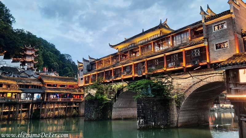 El puente principal de Fenghuang