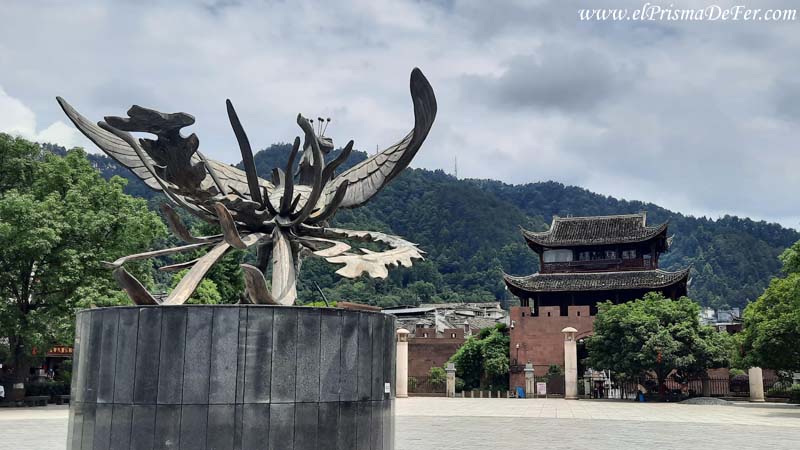 Un Fénix en la plaza de Fenghuang
