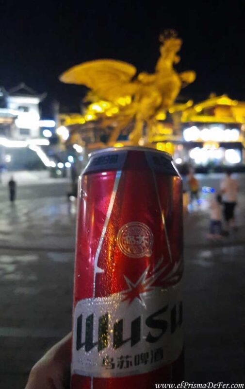 Tomando una cerveza en Fenghuang