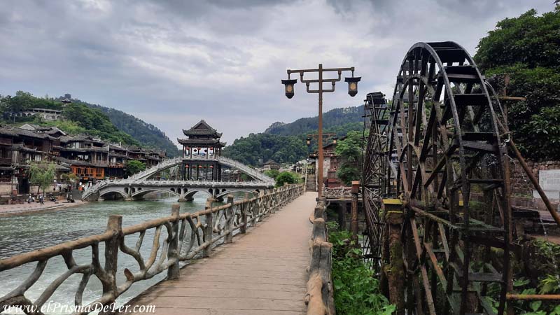 Puente de Fenghuang con una rueda giratoria de agua