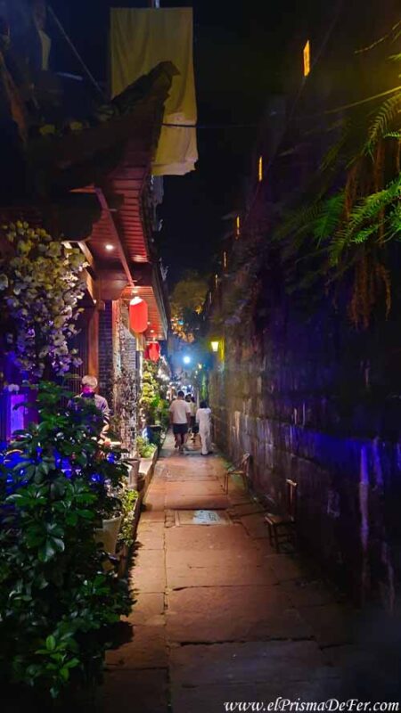 Mismo callejón pero de noche, igualmente encantador