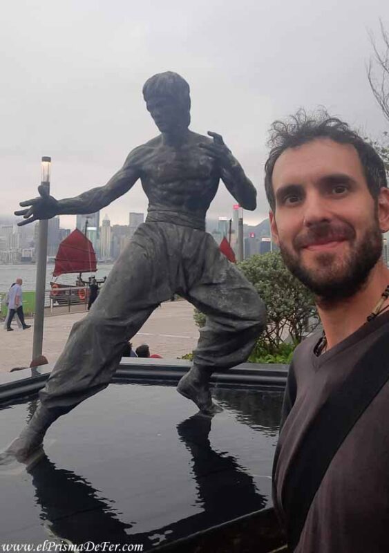 Con el monumento de Bruce Lee en Hong Kong