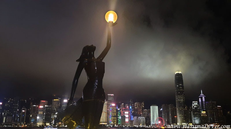 Ir a Victoria Harbour de noche es de lo mejor en Hong Kong