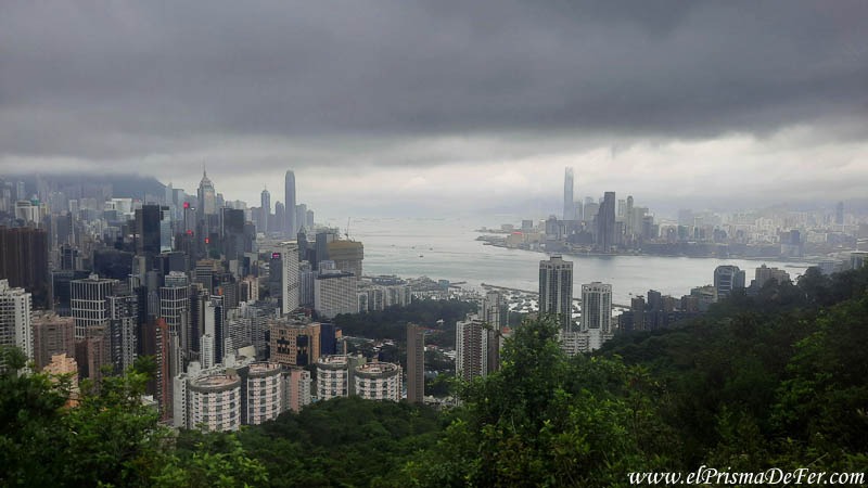 Vistas de Hong Kong al hacer senderismo por las colinas de alrededor