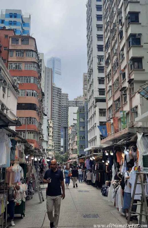 Calle en barrio de Mong Kok
