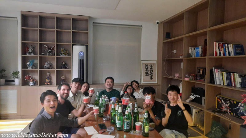 Con un grupo de amigos en el Hostel en Xian