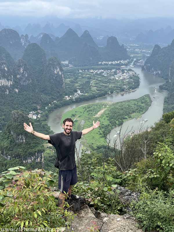 En un mirador con vistas a las montañas Karsticas de Yangshuo - Guilin, CHina