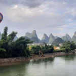 Paisaje de Yangshuo con un globo aerostático - China