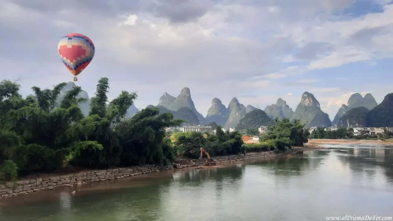 Paisaje de Yangshuo con un globo aerostático - China