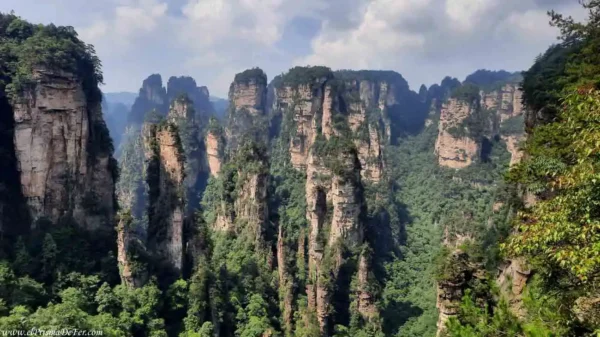 Mirador a las formaciones rocosas del Parque Zhangjiajie - China