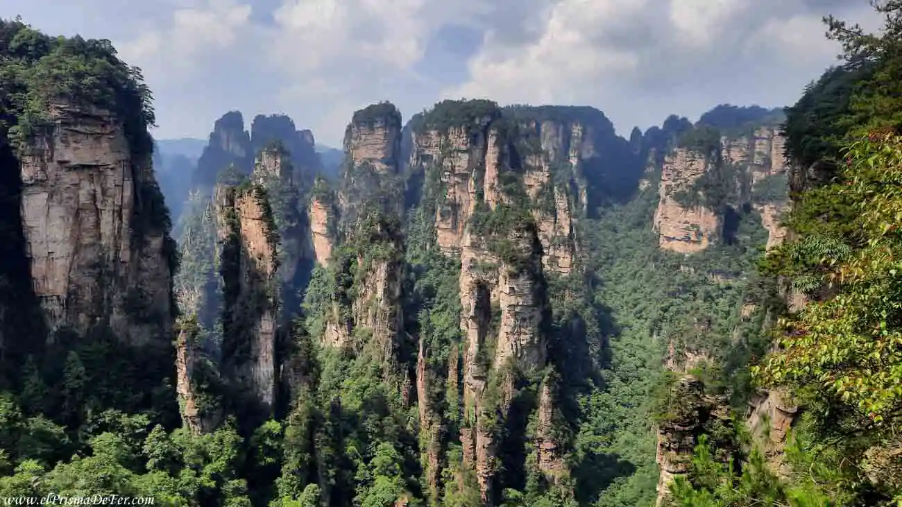 Mirador a las formaciones rocosas del Parque Zhangjiajie - China