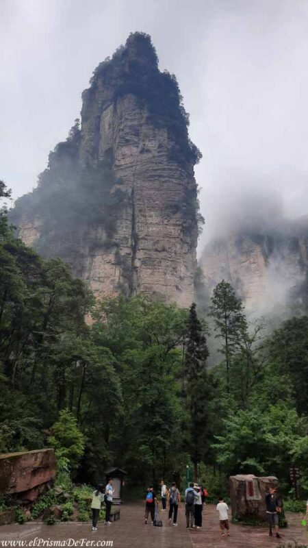 Las nubes y niebla también le dan encanto a este paisaje - Zhangjiajie