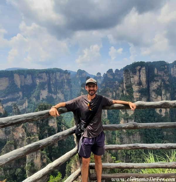 En el mirador principal Hallelujah Mountain en el área de Yuanjiajie
