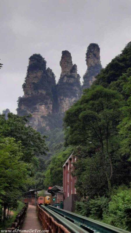 Caminás junto a las vías de un tren turístico, con vistas a los picos - Zhangjiajie