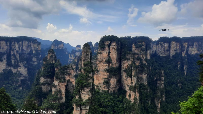 Un dron sobrevolando el Parque Avatar - Vista desde Yuanjiajie