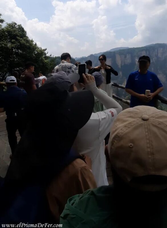 Mucho turismo local en los miradores principales de Zhangjiajie