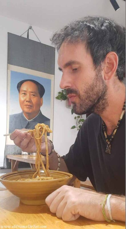 Comiendo fideos bajo la atenta mirada de Mao