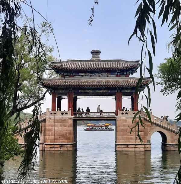 Puente tradicional en el predio del Palacio de Verano