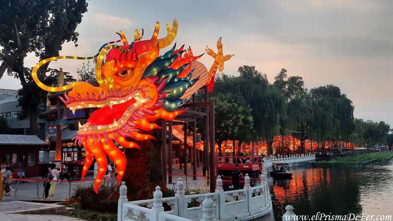 Paseo costero muy pintoresco en el lago en la zona de Shichahai
