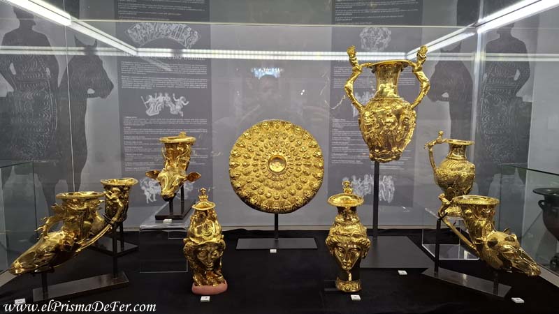 Colección de oro dentro del Museo de Historia de Sofia