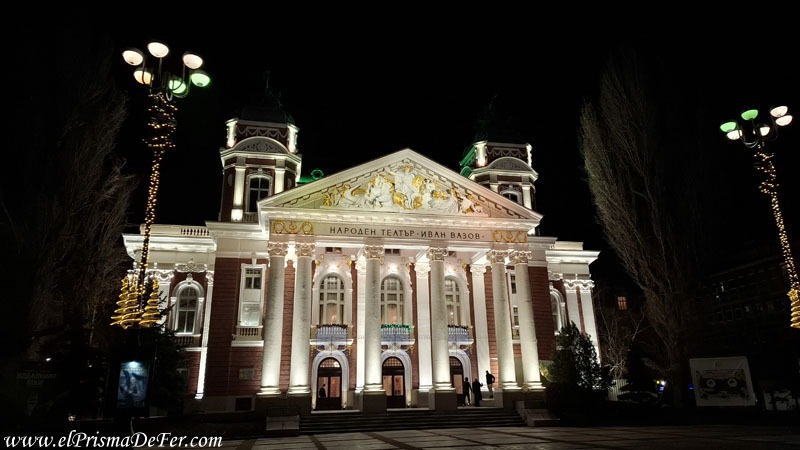Teatro Nacional Ivan Vazov de noche en Sofia