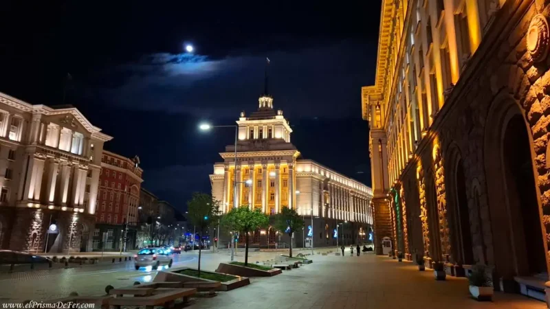 Calles de la ciudad de Sofia por la noche