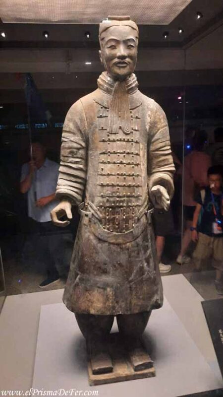 Se pueden ver los Guerreros de Terracota cerca en vitrinas dentro del complejo