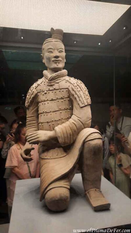 Un Guerrero de Terracota arrodillado