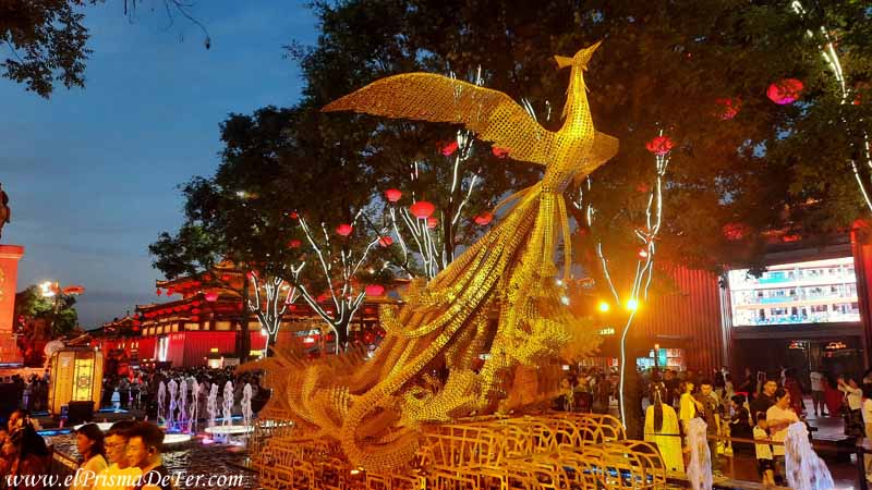 Esculturas y monumentos iluminados en la zona peatonal