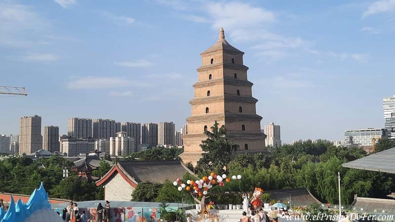 Un mirador gratuito de la Pagoda del Ganso Salvaje sobre un mall
