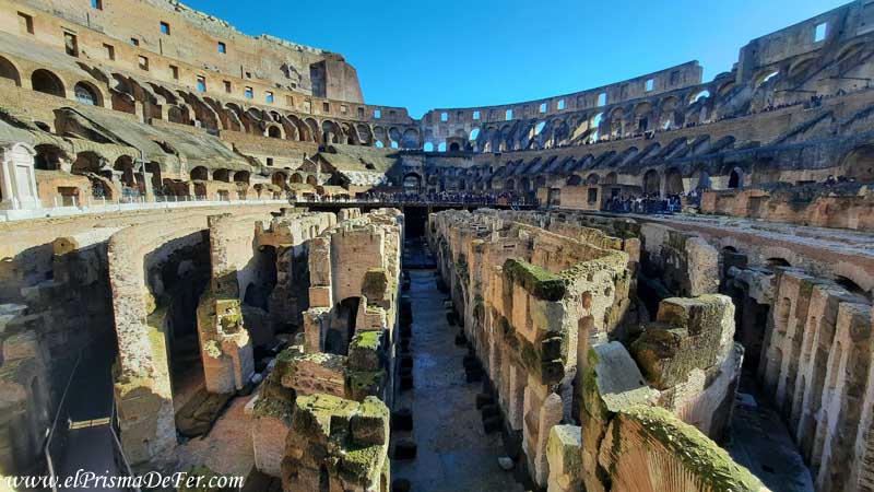Pasillos debajo de la arena del Coliseo Romano