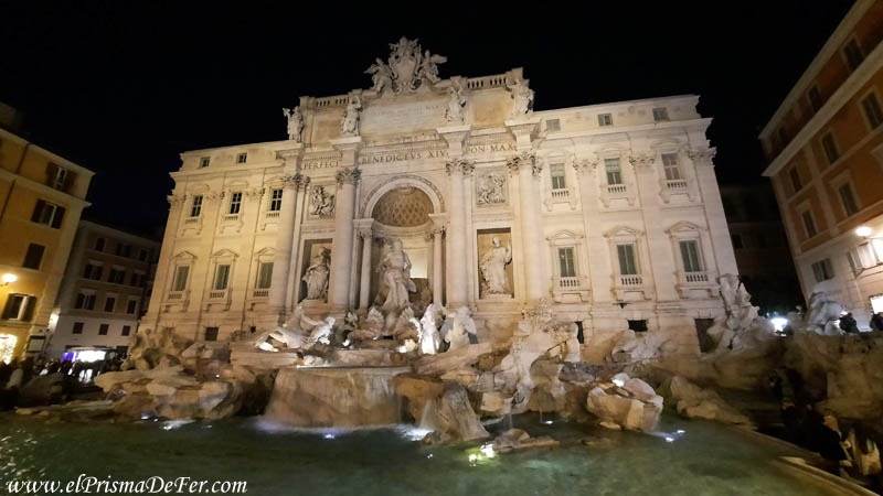 La Fontana Di Trevi de noche